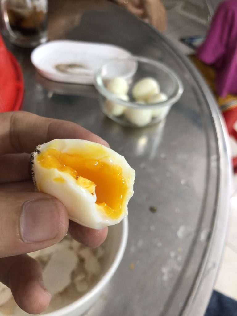 Trứng gà lòng đào (soft-boild egg)