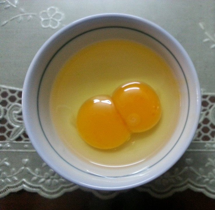 Trứng hai lòng (lòng đôi) và những hiện tượng kỳ lạ trong quá trình sản xuất trứng gà