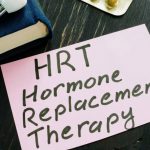 Liệu pháp thay thế nội tiết tố (HRT): Lợi ích và rủi ro